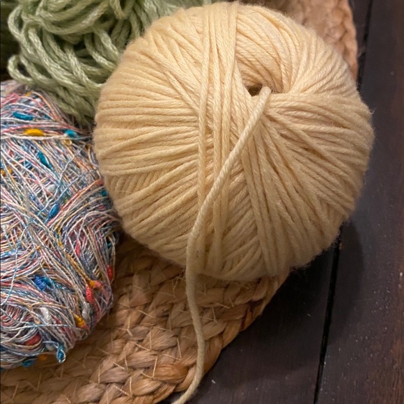 Assorted yarn bundle including merino wool and very thin variegated thread yarn - Picture 12 of 12